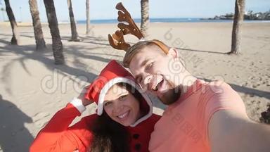 <strong>圣诞</strong>快乐情侣沙滩度假自拍照